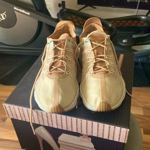 Women Nike zoom gym shoe. Size 9 but runs small. 8-81/2z